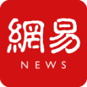电竞赛事奖杯与赛场氛围